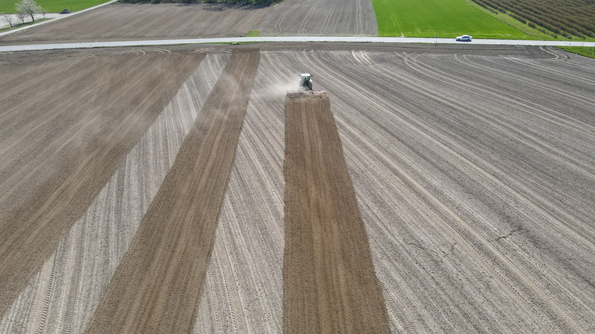 Luftaufnahme eines bearbeiteten Feldes in Naarn im Machlande